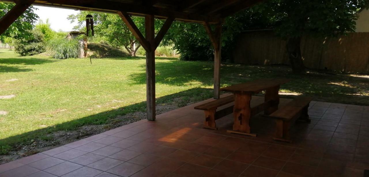 Gesztenye Vendégház Ságvár Extérieur photo