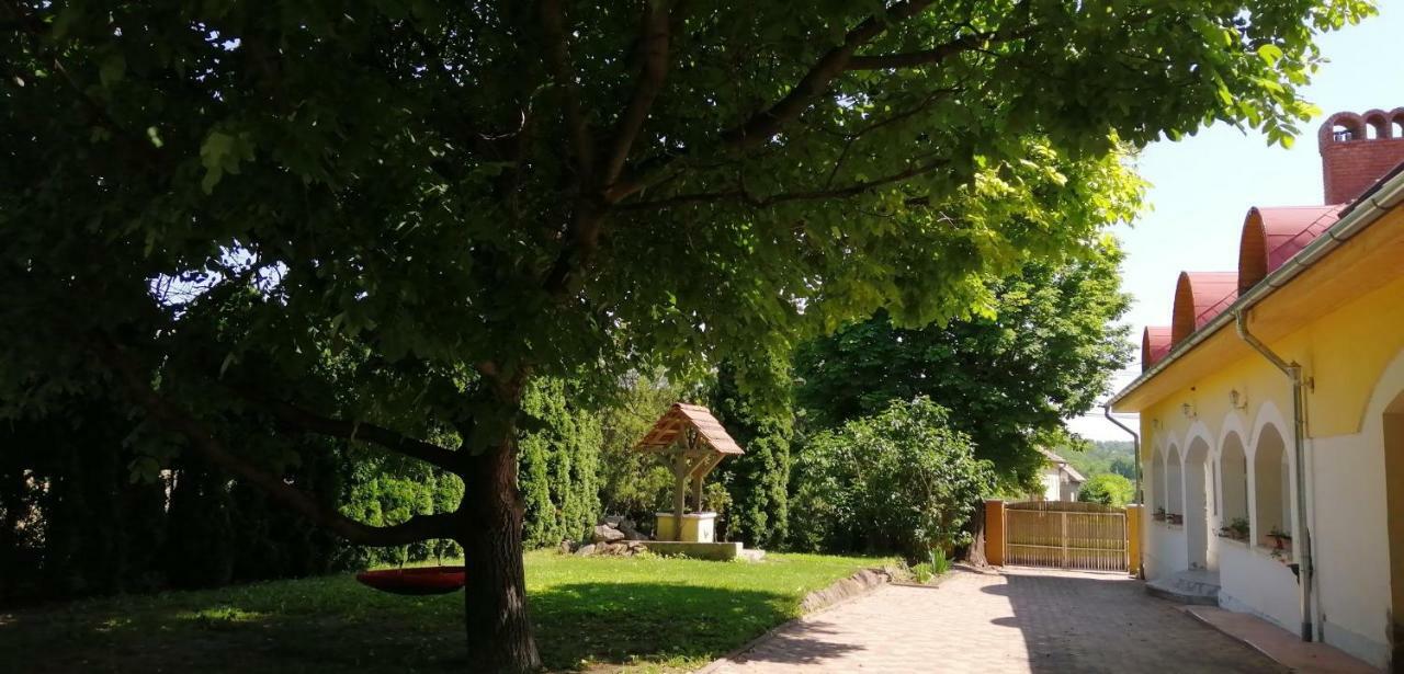 Gesztenye Vendégház Ságvár Extérieur photo